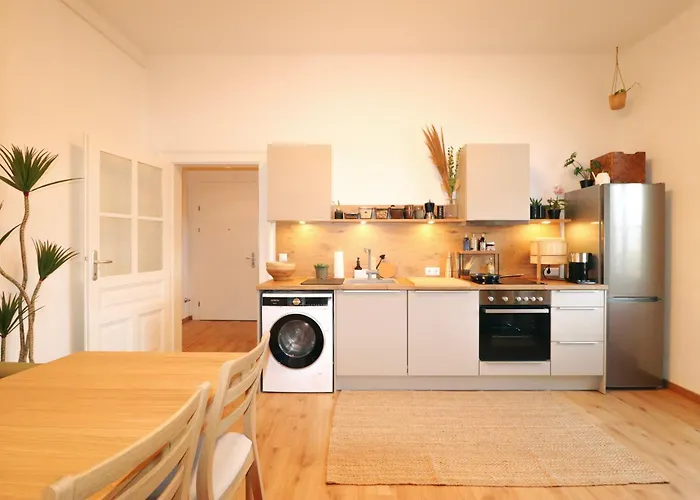 Chillach - Family & Friends Base - 5 Min To Train Apartment