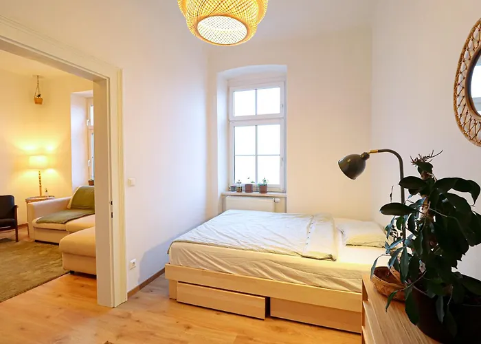 Chillach - Family & Friends Base - 5 Min To Train Apartment