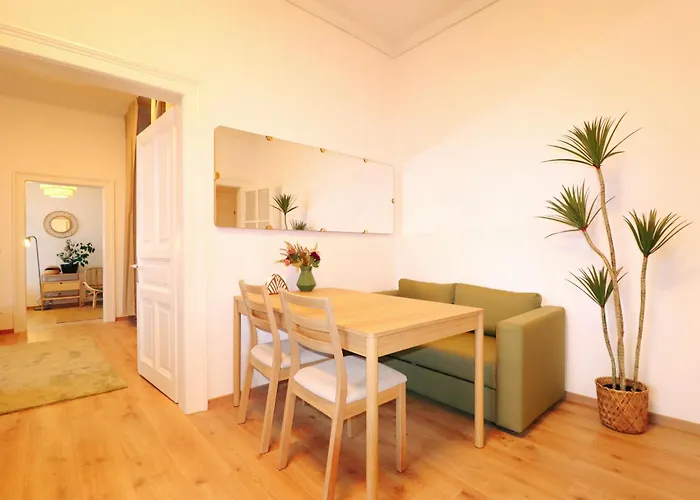 Апартаменты Chillach - Family & Friends Base - 5 Min To Train *